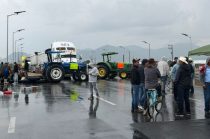 Ejidatarios de Tonanitla mantienen bloqueada la carretera libre hacia el AIFA.