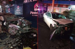 De acuerdo con los primeros reportes, un grupo de jóvenes a bordo de un Ford Fusion blanco habría ignorado la luz roja del semáforo, impactando de lleno contra un BMW.