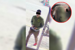 La policía municipal encontró en el vehículo donde viajaba el asaltante, una réplica de arma de fuego 9mm, 1200 pesos en efectivo, así como cajetillas de cigarro y botellas de alcohol.