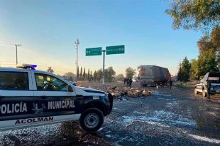 El tráiler no volcó y que el operador salió ileso.