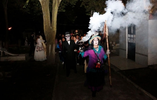 Miles de visitantes en los Recorridos Nocturnos del Panteón de la Soledad