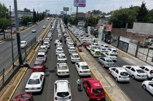 Los manifestantes se plantaron frente a la Secretaría de Movilidad.