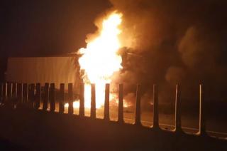 El incendio se registró en el kilómetro 36+500, con dirección a Puebla, a la altura de la colonia Hogares Mexicanos.