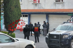 Elementos de la policía municipal y estatal resguardan la vivienda donde se registró la fuga de gas