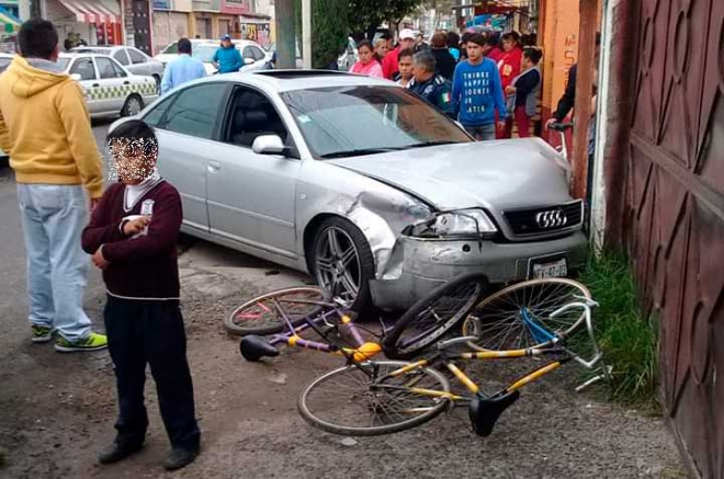 Padre e hijo apenas libran ser atropellados por conductor ebrio, en San Mateo Atenco