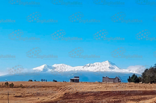El paisaje invernal sorprendió a la población y generó interés entre visitantes, quienes difundieron imágenes del volcán completamente blanco.