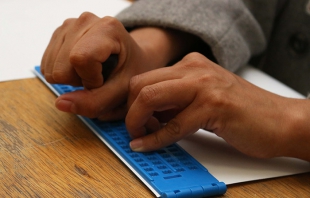 Clases de Braille en Toluca devuelven esperanza a personas con discapacidad visual
