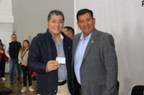 Martínez Reyes entrega credencial a maestro en Chalco