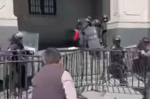 La protesta subió de tono cuando algunos intentaron ingresar al Palacio de Gobierno, lo que derivó en un enfrentamiento verbal y físico con las fuerzas de seguridad.
