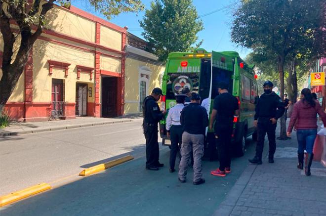 Paramédicos del Servicio de Urgencias del Estado de México (SUEM) y de protección civil llegaron al sitio para atender a la lesionada