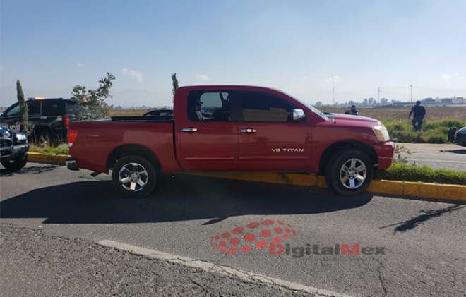 Una pareja de un hombre y una mujer fueron interceptados a bordo de una camioneta color rojo marca Nissan tipo Titán