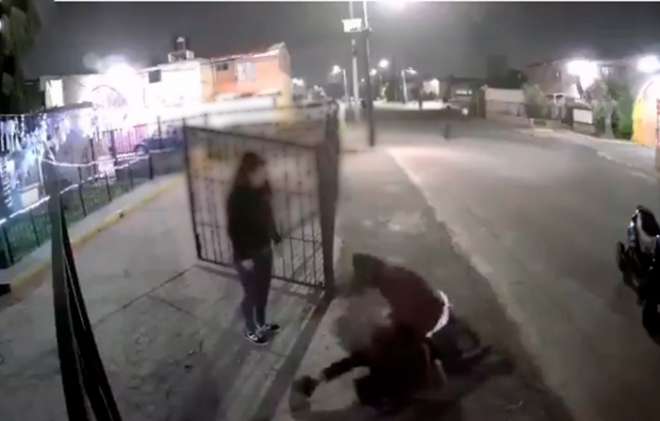 De la motoneta descienden los sujetos vestidos de color negro, pero uno de ellos porta el arma y de inmediato comienzan la amenaza