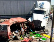 Mueren dos menores en choque camioneta contra tráiler