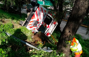 Camión impacta ambulancia de Cruz Roja