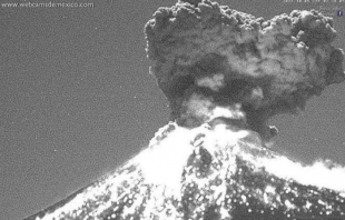 Popocatépetl registra explosión acompañada de fragmentos incandescentes
