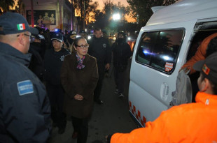 La presidenta municipal Azucena Cisneros Coss supervisó el dispositivo, que incluye inspecciones aleatorias y apoyo de binomios caninos, además de difundir la app Red Violeta.