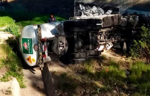 Vuelca pipa con 20 mil litros de combustible en la Chamapa-Lechería