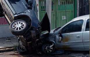 La camioneta quedó prácticamente parada, por lo que los vecinos solicitaron la presencia de los servicios de emergencias y atendieron a cuatro personas