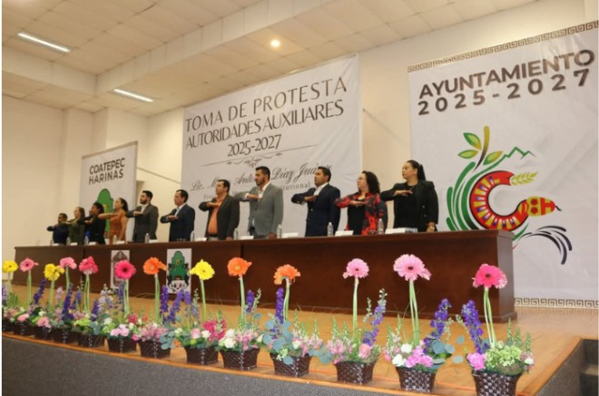 Autoridades municipales y representantes comunitarios durante la toma de protesta de los Consejos de Participación Ciudadana en Coatepec 