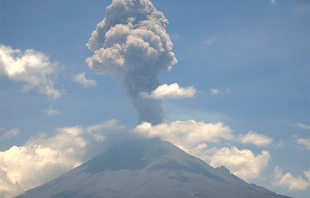 Sorprende #Popocatépetl con exhalación de mil 500 metros de altura