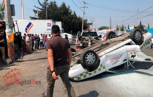 Bloqueo de taxistas; voltean unidad y destrozan otra en Lerma