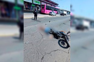 La circulación en Avenida Central, frente a la estación Hospital del Mexibús, fue parcialmente cerrada mientras autoridades realizaban las diligencias tras el accidente en el que un motociclista murió.