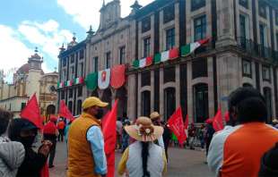 Marchan antorchistas por centro de Toluca; piden espacios para comercio ambulante