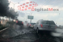 Caos vial por aguacero en parte de Metepec