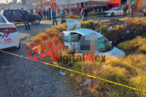 En el lugar colisionaron una camioneta Chevrolet Groove, color azul, y un Nissan V-Drive con cromática de taxi