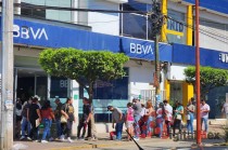 Durante los días de quincena y para realizar pagos de colegiaturas, las filas pueden extenderse hasta 30 metros, con tiempos de espera de hasta 40 minutos.