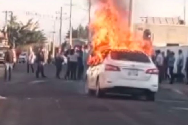 Los hechos ocurrieron la tarde de este domingo frente a la clínica de la comunidad, cuando los habitantes identificaron a los supuestos delincuentes que se trasladaban en un vehículo color blanco.