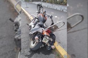 El hombre perdió el control de su motocicleta, derrapando y saliendo disparado del vehículo.