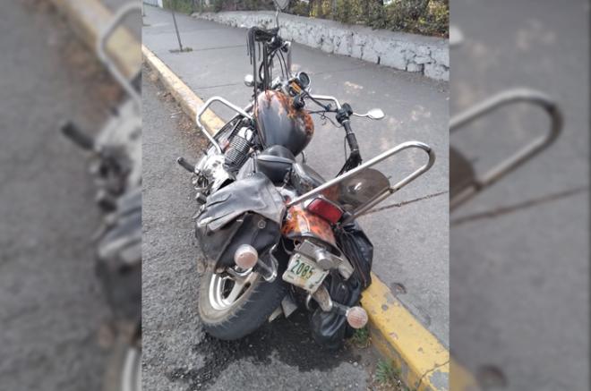El hombre perdió el control de su motocicleta, derrapando y saliendo disparado del vehículo.