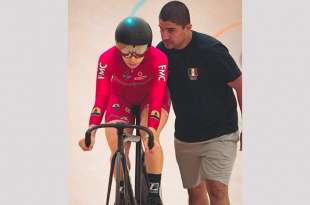 El entrenador nacional de ciclismo de pista Iván Ruiz Muñoz, con Jessica Salazar