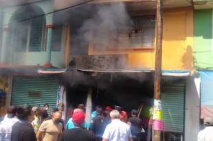 La mercancía de un local comercial ardió en llamas esta mañana en la colonia centro de este municipio