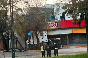 El chofer perdió el control, derribó postes y terminó estrellándose contra un Oxxo.