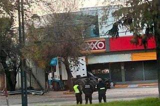 El chofer perdió el control, derribó postes y terminó estrellándose contra un Oxxo.