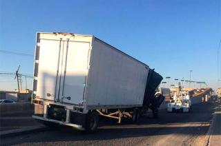 De acuerdo con autoridades de la Secretaría de Seguridad SS, el percance afectó la circulación hasta que la pesada fue retirada