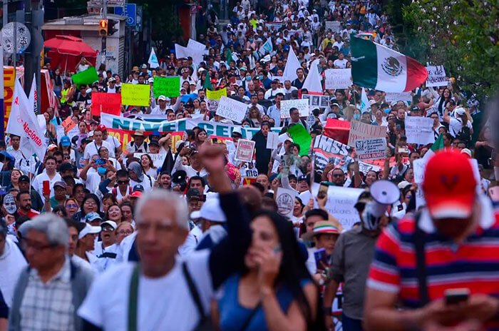 Trabajadores del IMSS marcharán este miércoles desde el Centro Médico Nacional Siglo XXI, acompañados por integrantes de la CNTE, para exigir mejoras salariales y laborales.