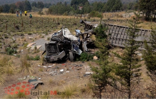 Un muerto y dos heridos deja accidente de tractocamión en Tianguistenco