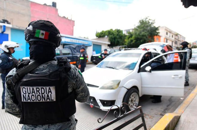 Autoridades federales, estatales y municipales reportaron el aseguramiento de posibles drogas y armas de fuego como parte del Operativo Otomí en el Estado de México.