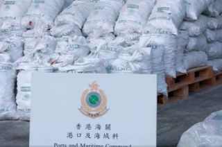 El valor de la mercancía decomisada es de 640 millones de dólares hongkoneses y cinco personas fueron arrestadas.