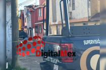 Junto al cadáver, los atacantes dejaron una cartulina naranja con un mensaje de advertencia, presuntamente firmado por el líder de un grupo criminal originario de Michoacán.