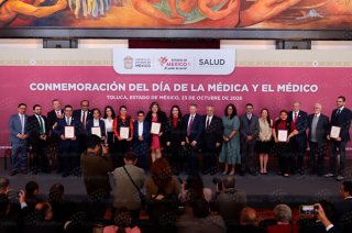 Autoridades del Gobierno del Estado de México entregaron reconocimientos a profesionales de ocho instituciones de salud durante la ceremonia del Día de la Médica y el Médico.