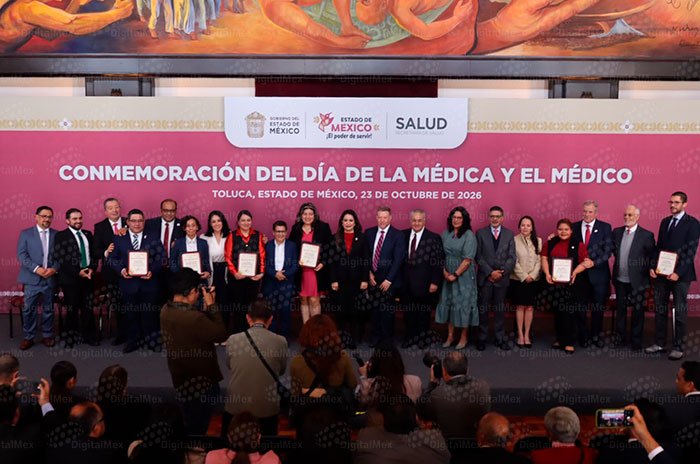 Autoridades del Gobierno del Estado de México entregaron reconocimientos a profesionales de ocho instituciones de salud durante la ceremonia del Día de la Médica y el Médico.