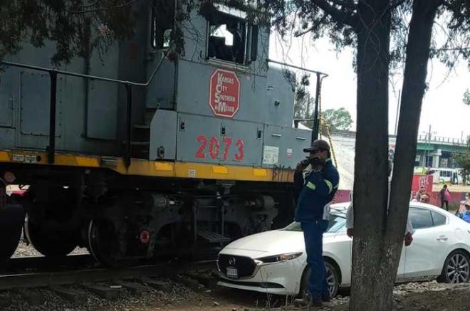 Un Mazda, con placas de circulación NYY-24-48 del Eedoméx, intentó ganarle el paso al tren