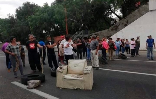 Hasta con un sillón, vecinos bloquean la México-Pachuca