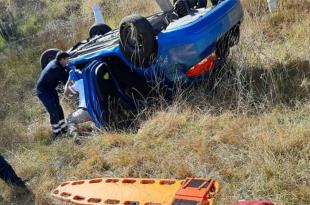 El incidente sucedió sobre el kilómetro 35 de la autopista donde un vehículo compacto color azul se salió de la carretera