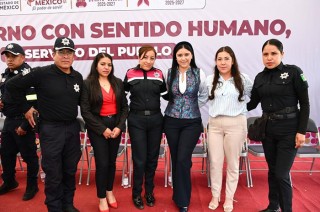 La alcaldesa Carmen Albarrán Gabriel entregó chalecos balísticos y una patrulla a la Policía Municipal, con el respaldo de autoridades estatales y federales