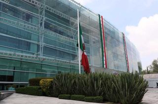 Militantes y funcionarias de Nueva Alianza acudieron a las oficinas centrales del INE para solicitar la remoción de la consejera.